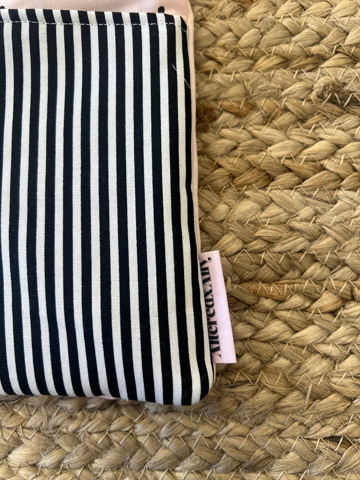 Medium Kindle Case in Blushed Black Tie