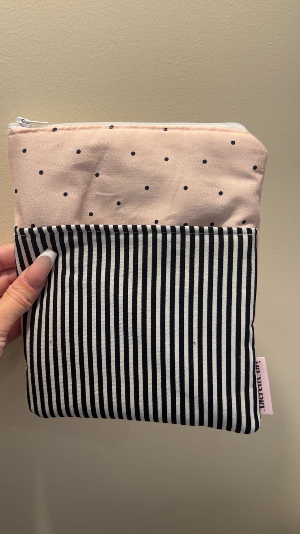 Medium Kindle Case in Blushed Black Tie